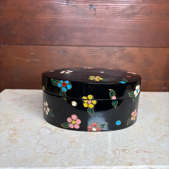 Vintage Lacquered Oval Lidded Box With Painted Flowers & Red Interior - Picture 6 of 11